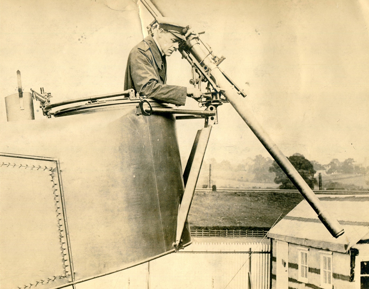 us navy officer firing a davis gun in 1914