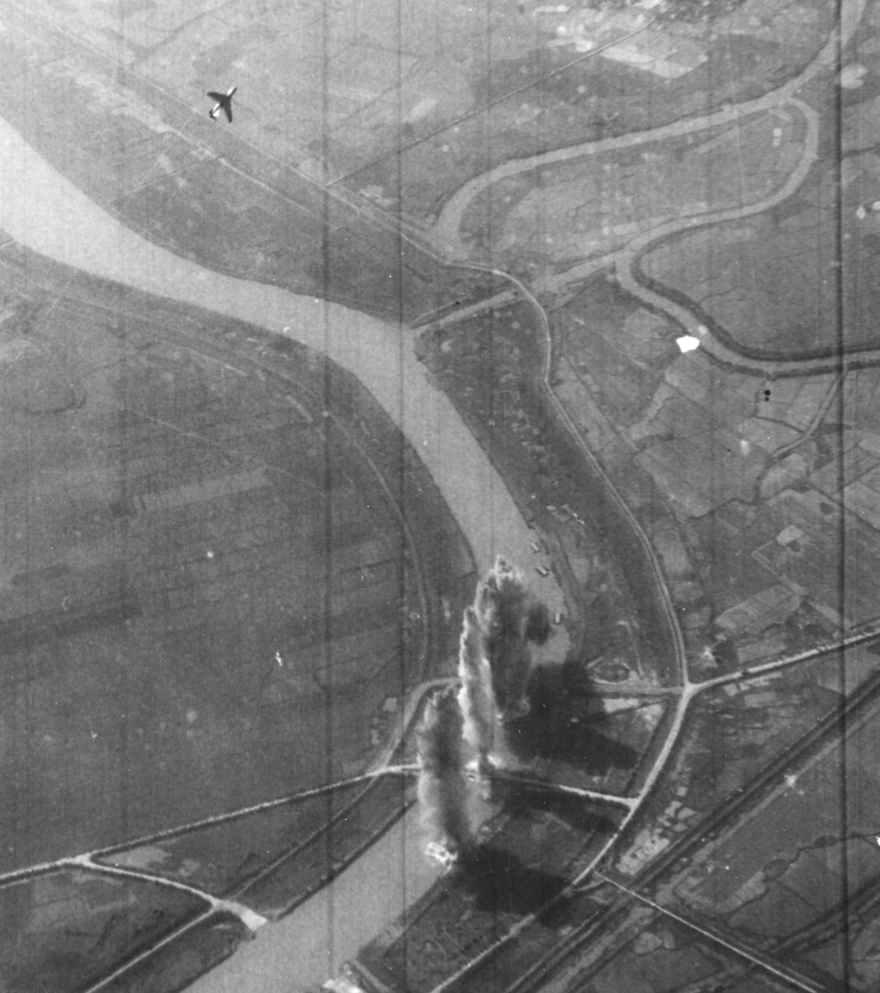 a-7 corsair attacks dai doung highway bridge in north vietnam