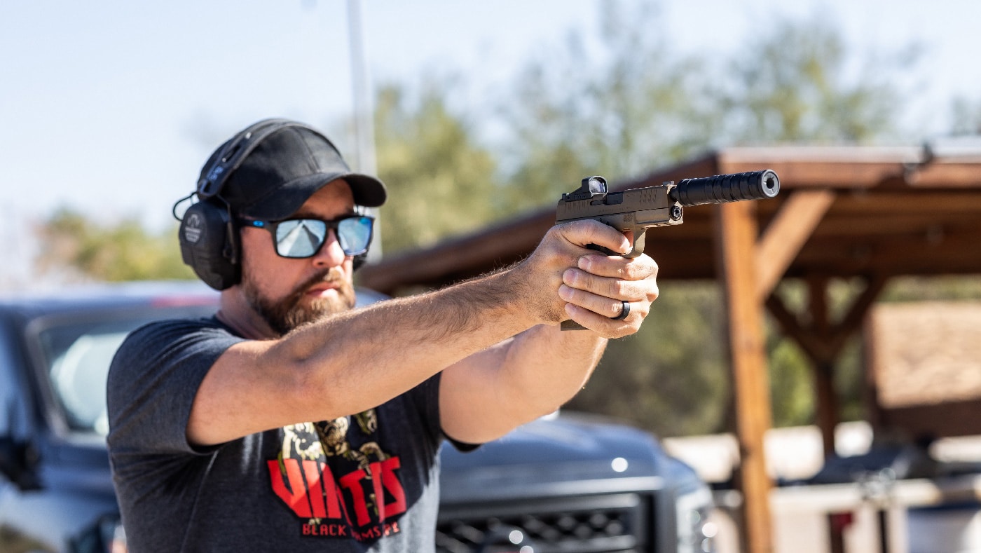author testing the testing the hellcat pro fde threaded barrel on the range