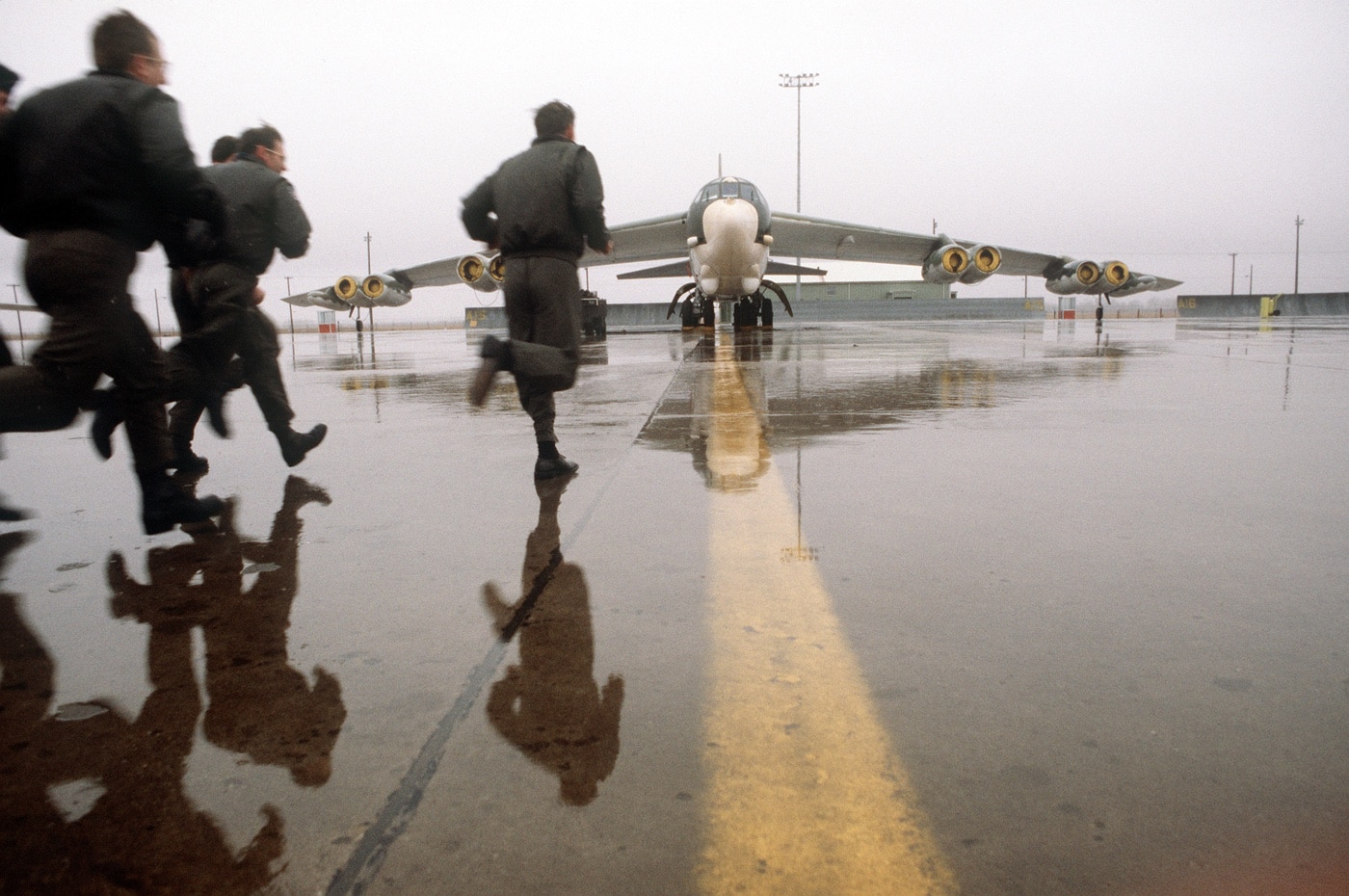 b-52 flight crew runs to b-52 during alert