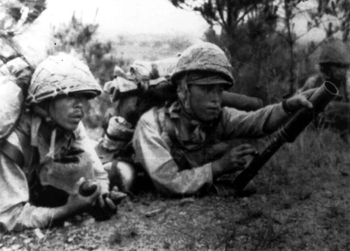 japanese soldiers firing knee mortar in china 1942