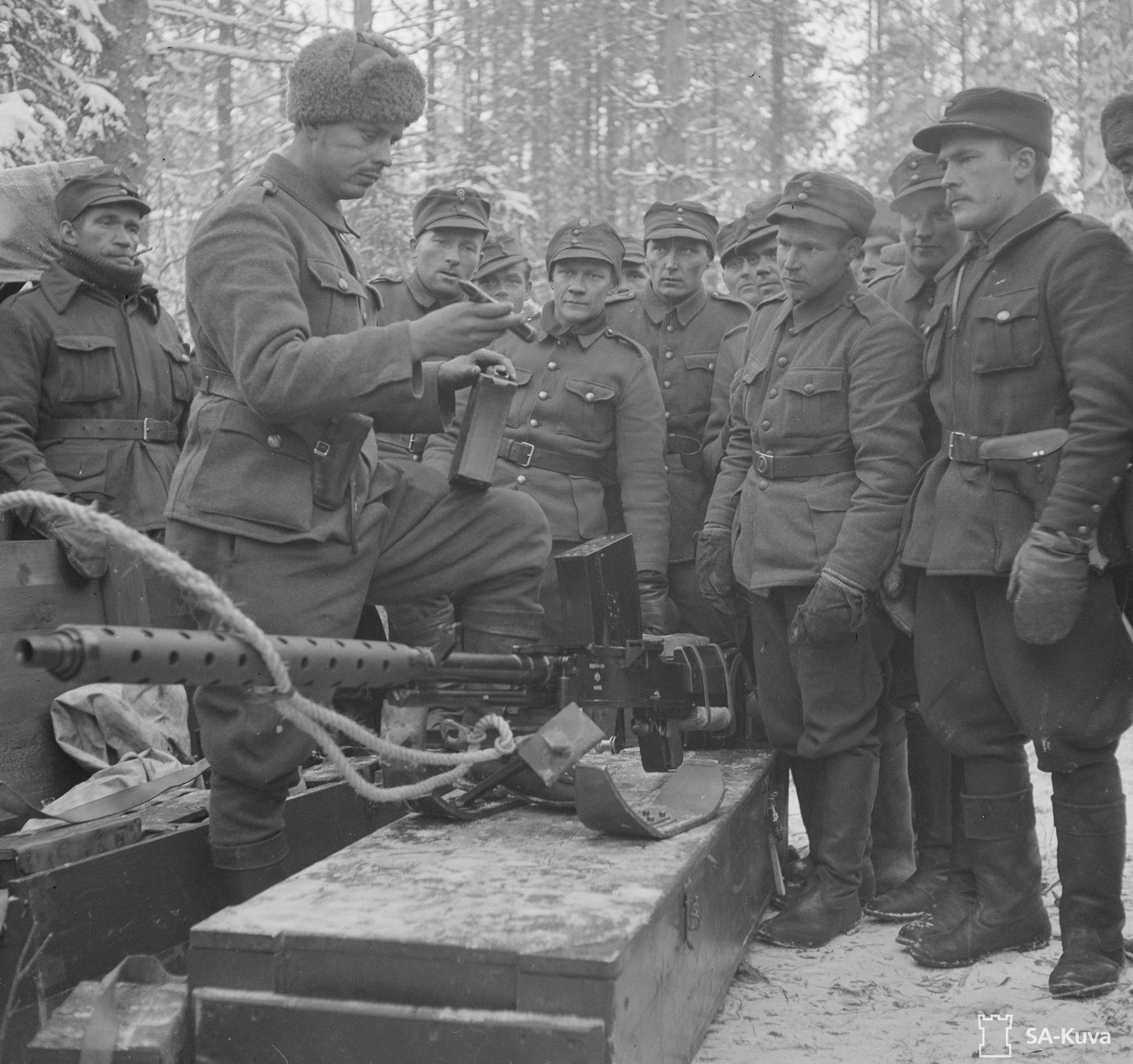 teaching finnish soldiers how to use the lahti l-39
