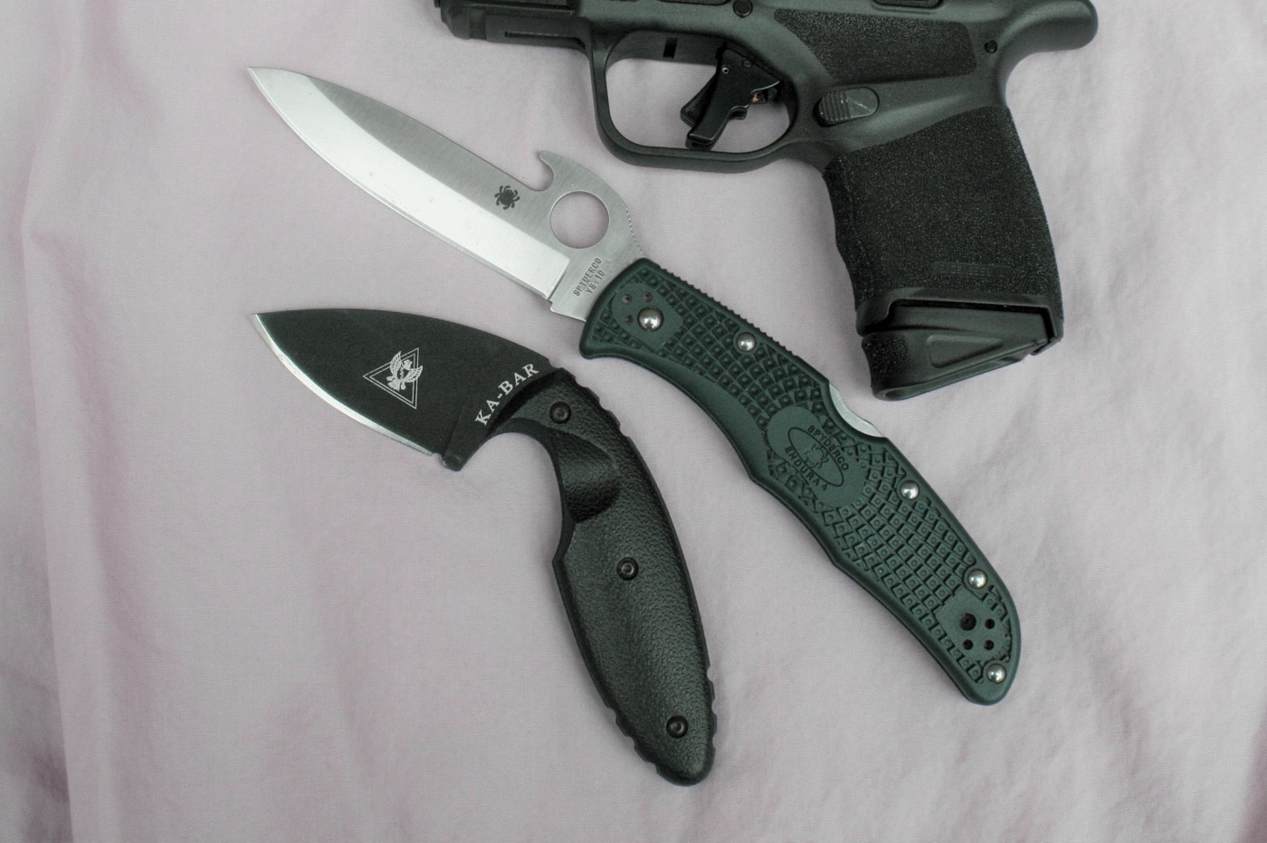 fixed blade knife compared to folding blade knife for every day carry with springfield hellcat 9mm pistol