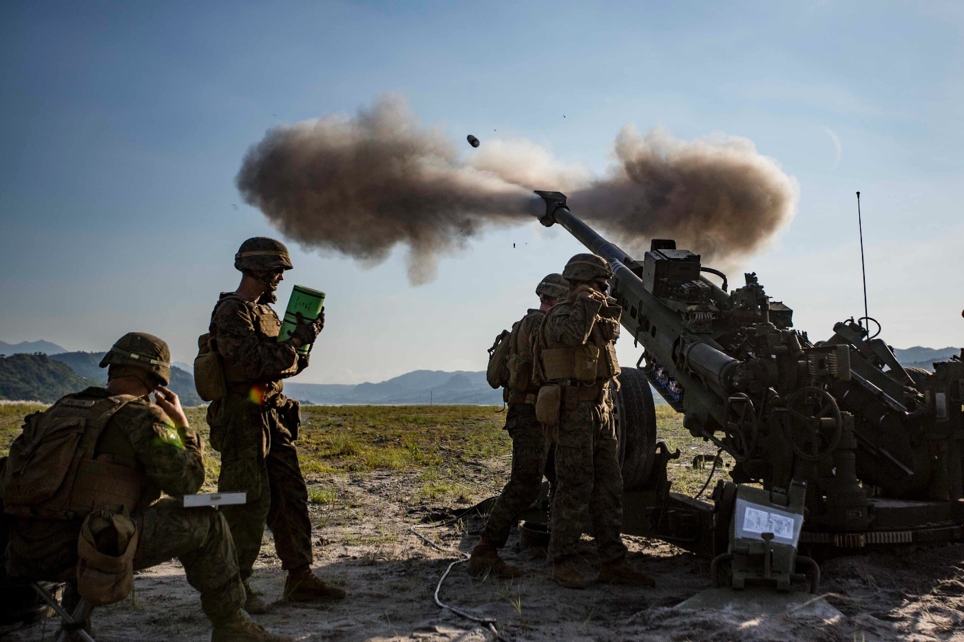 us marines fire m777 howitzer artillery in meu