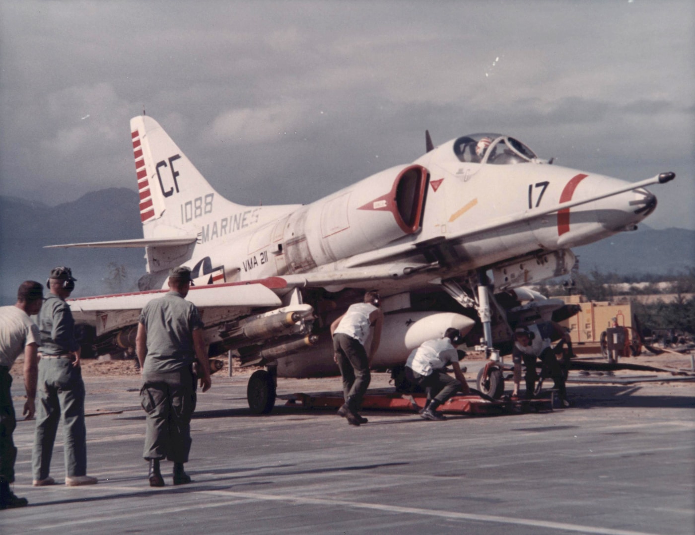 usmc a-4 skyhawk ground crew ordnance