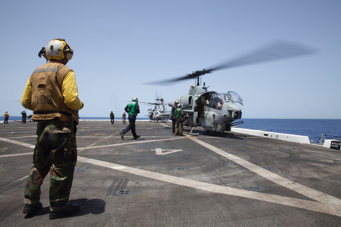 uss mesa verde lpd 19 ah-1z cobra landing on flight deck of 24th meu