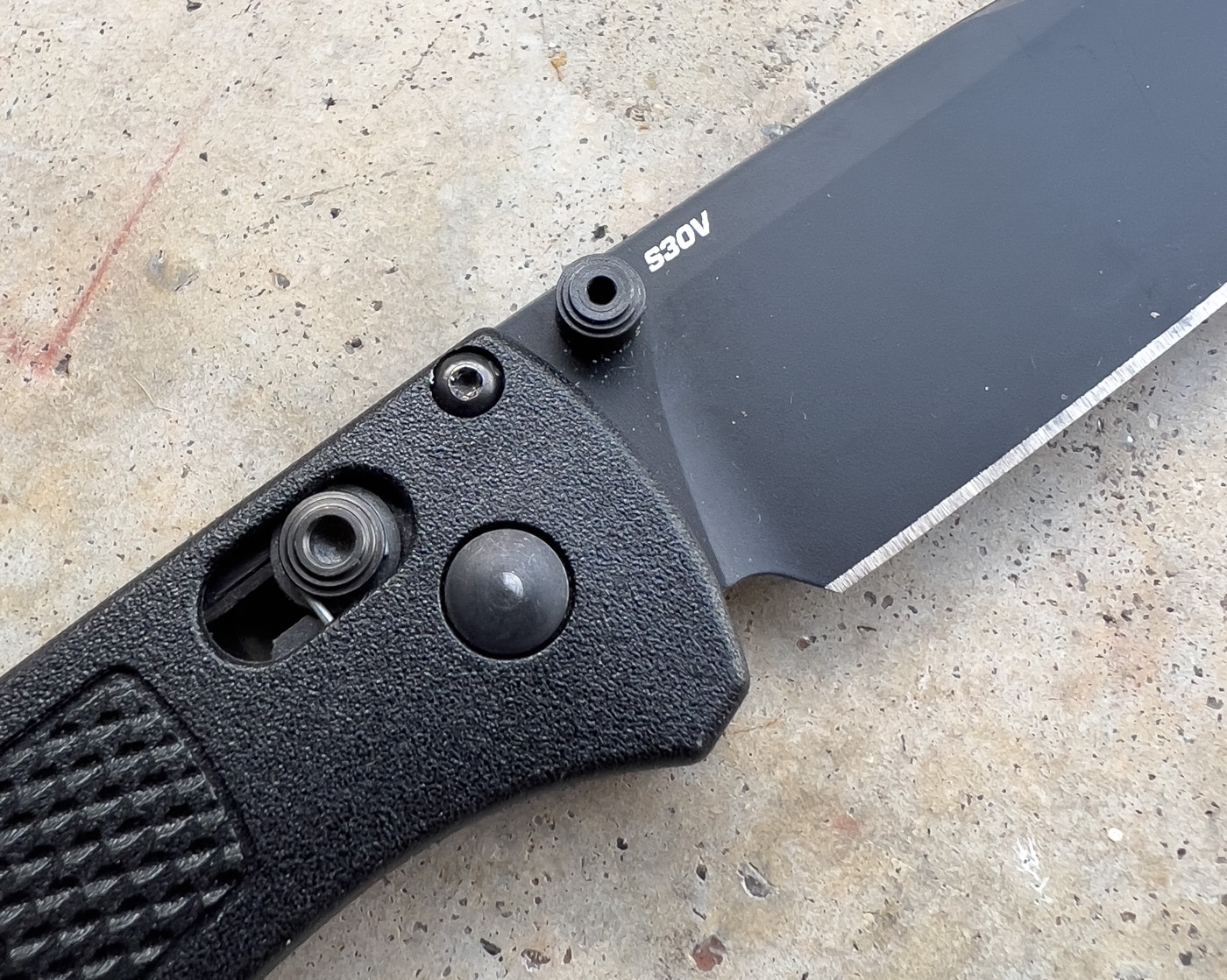 bugout knife thumb stud and axis lock folding folder