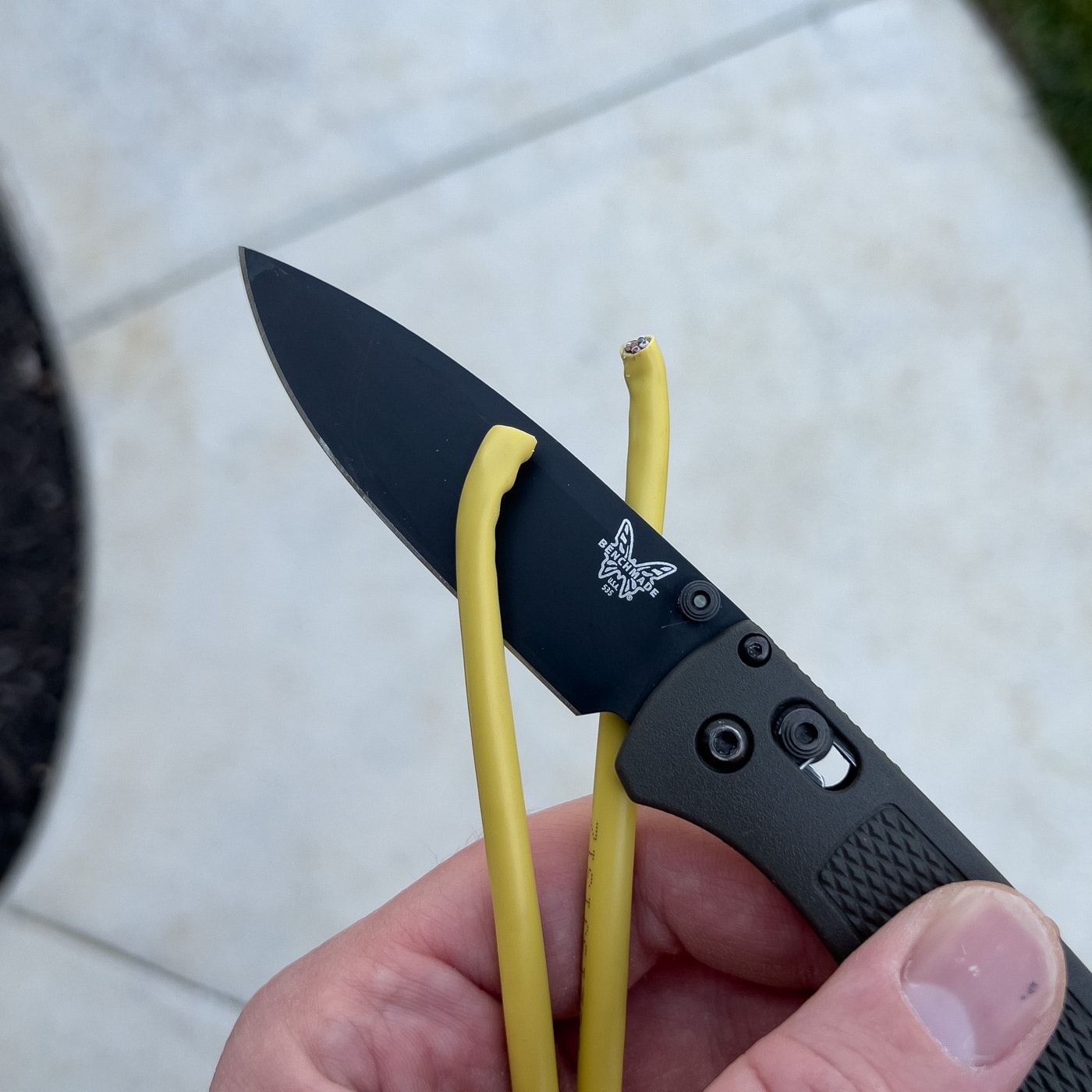 cutting cat-5 ethernet wire with the benchmade bugout knife