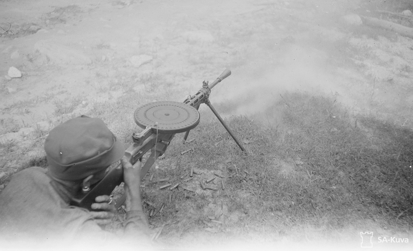 dp-27 machine gun being test fired by finish soldier lmg captured from soviet russian soldiers in continuation war