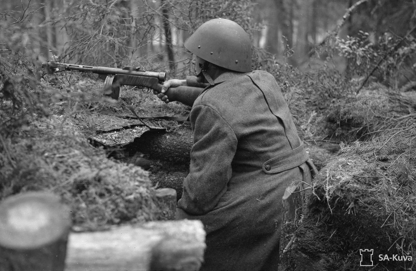finland soldier sentry guard with 9mm smg suomi model 1931