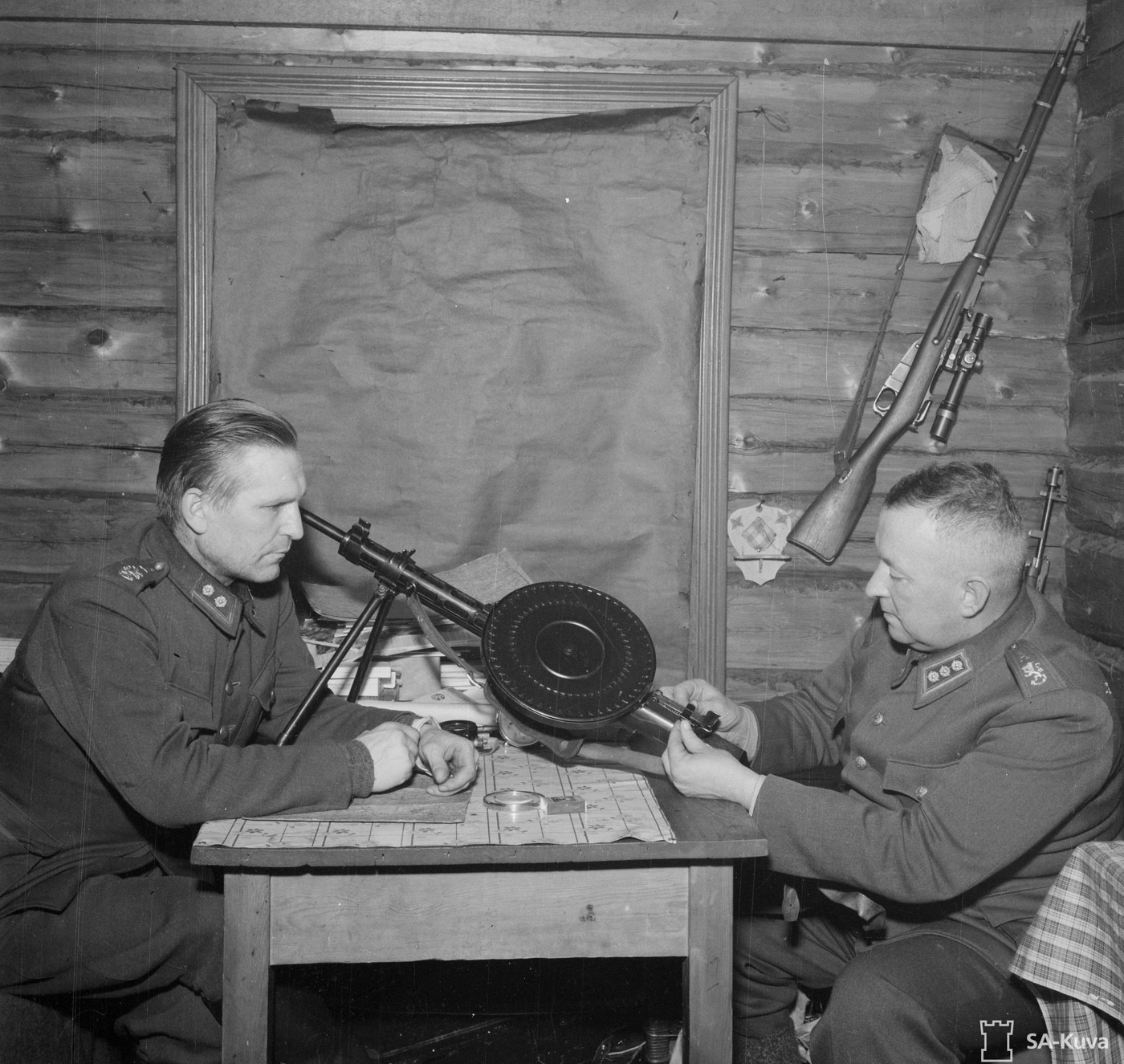 finnish officers examine dp-27 machine gun captured from soviet troops red army