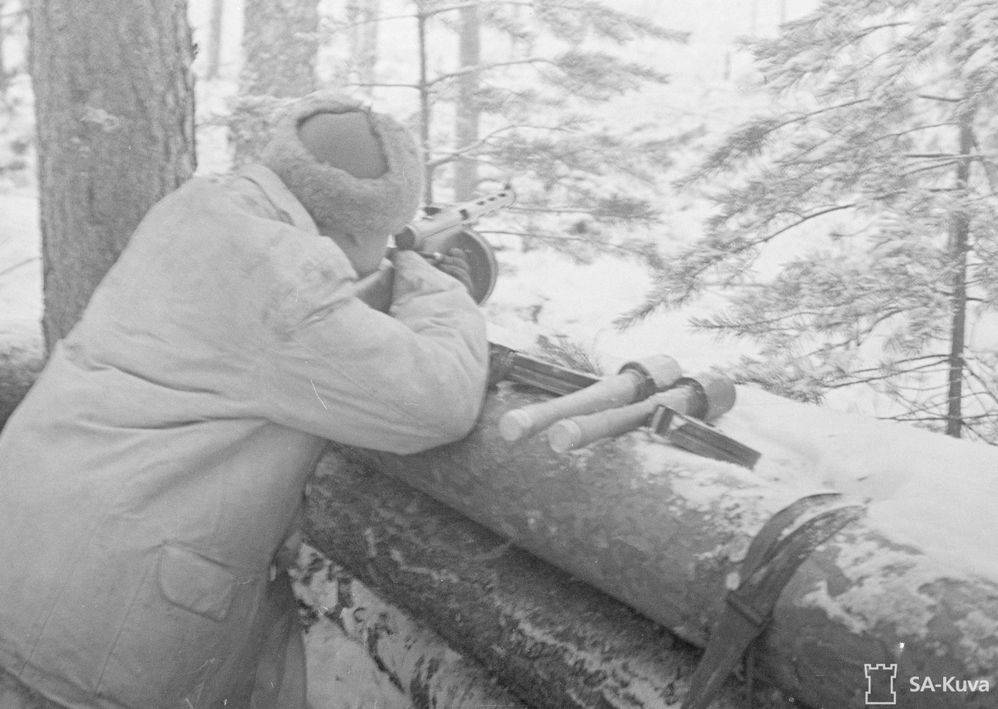 finnish soldier drum magazine suoimi kp -31 smg submachine gun stick mag grenande continuation war winter snow