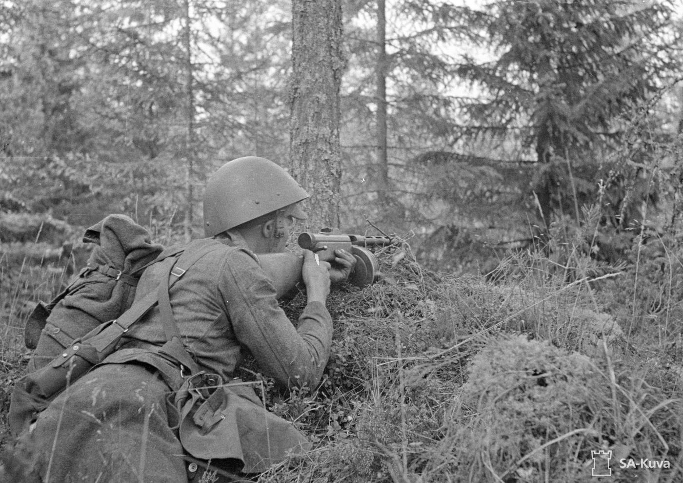 finnish soldier sets up ambush for soviet union troops with suomi smg in continuation war