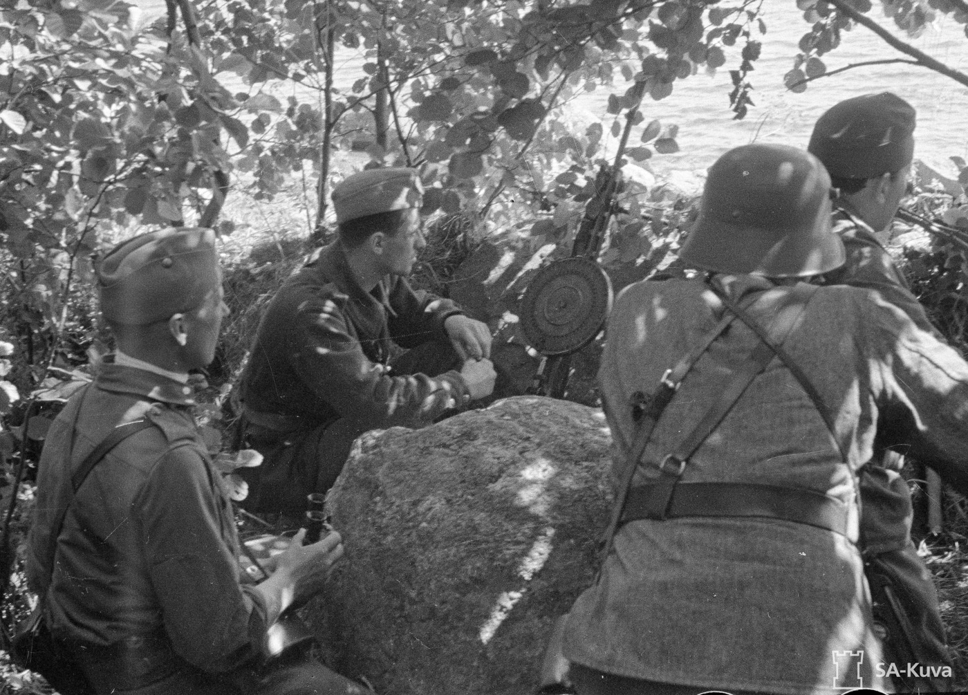 german polish and hungarian troops with finnish army using a dp-27 machine gun squad