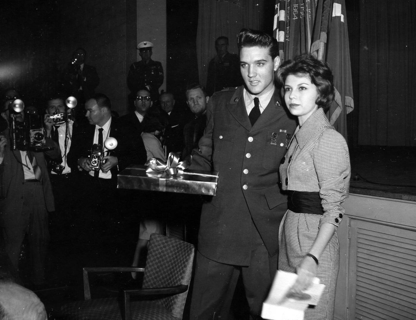 sergeant elvis presley meets nancy sinatra returning to united states