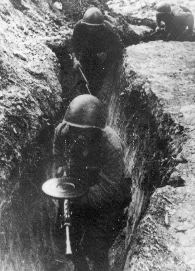 soviet troops with dp-27 moving through a trench during battle of lenningrad in world war 2