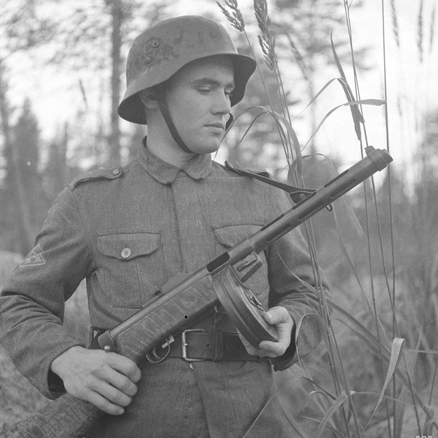 The Suomi submachine gun was a rude surprise for the Soviet Red Army. The Model 1931 is shown in the hands of a Finnish soldier in the Aunus Isthmus region in August 1943. Image:&nbsp;SA-kuva