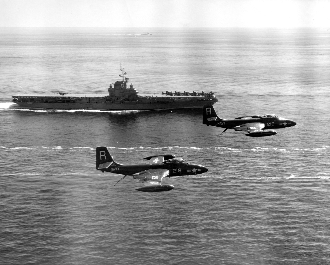 uss essex korean war f2h-2 banshee jet fighters us navy flight aircraft carrier plane