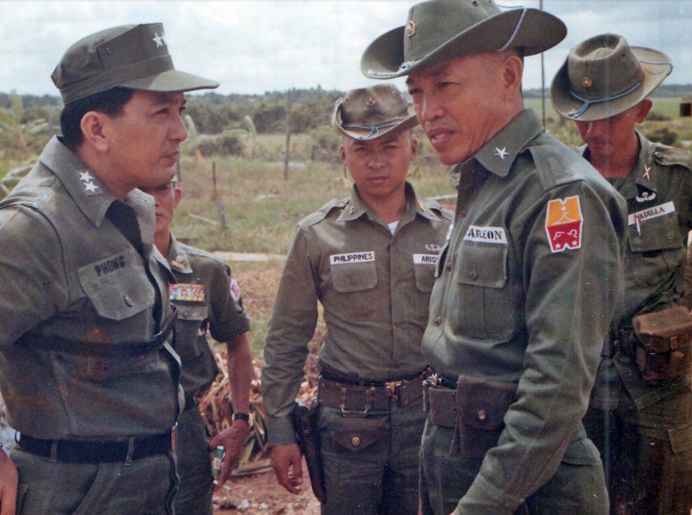 ARVN Major General Trần Thanh Phong meets with a Philippine Army Brigadier General near Ben Dinh in September 1968. Philippine troops were involved in a humanitarian mission there. Image: NARA