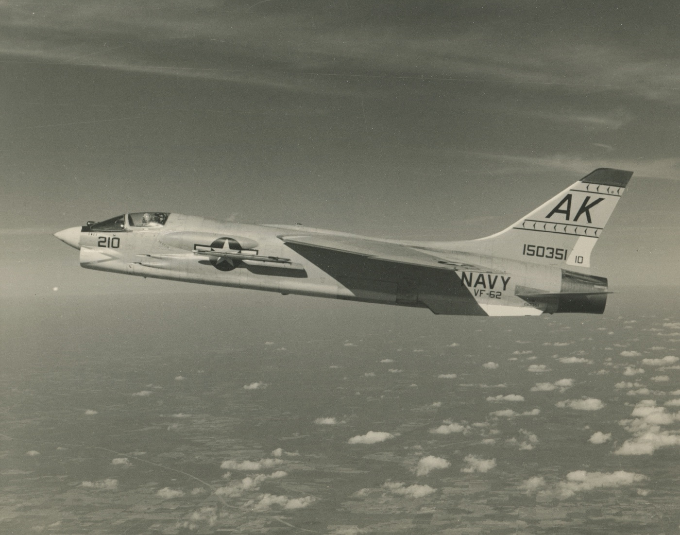 A left-side view of an F-8B Crusader of Fighter Wing 62 in flight on November 30, 1965. Image: Lt. j.g. Kay/U.S. Navy