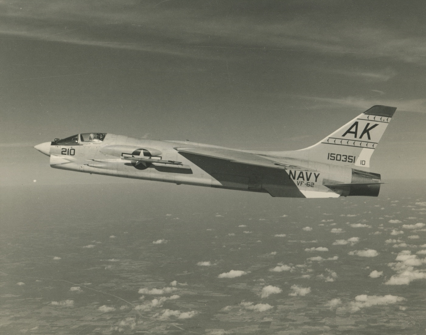 A left-side view of an F-8B Crusader of Fighter Wing 62 in flight on November 30, 1965. Image: Lt. j.g. Kay/U.S. Navy