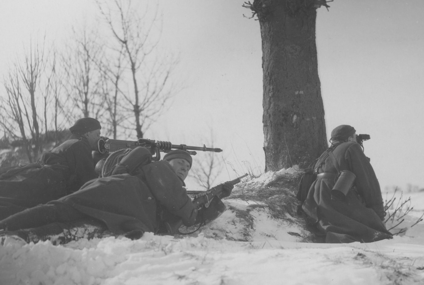 Polish troops with Hotchkiss machine gun and Berthier carbine 1916