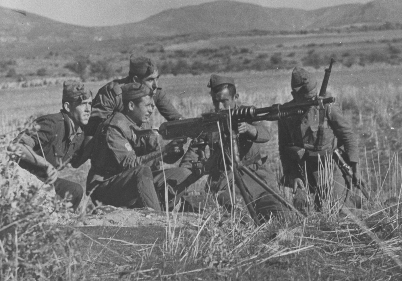 This photo captures five Spanish soldiers training with the machine gun Hotchkiss in the fall of 1942. The gun remained in service around the world for many years after its initial manufacture by the French Arms company. 