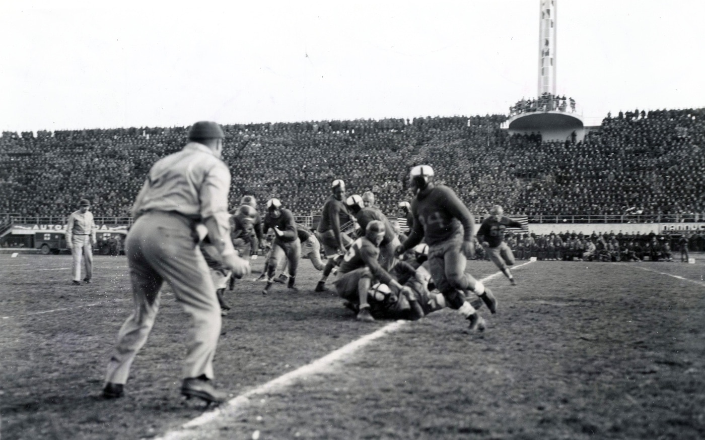 football running play during the spaghetti bowl on january 1 1945 in italy during world war 2