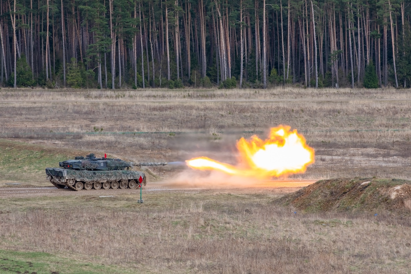 Leopard-2A6-during-training-in-Poland