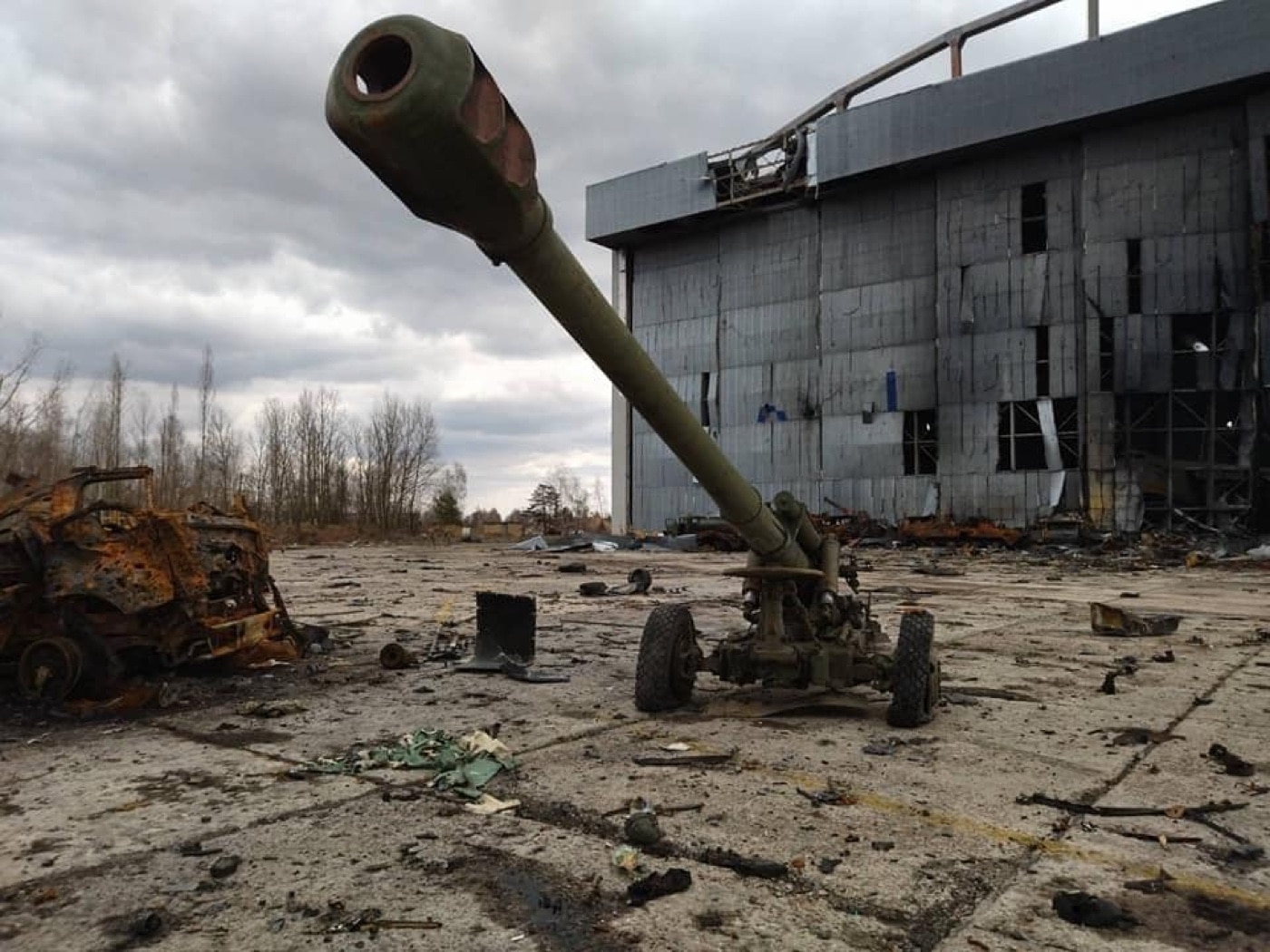 This photograph shows a destroyed Russian light artillery piece at Antonov International Airport. During the Battle of Hostomel Airport, the Russians had little artillery and were forced to rely on infantry weapons almost exclusively.