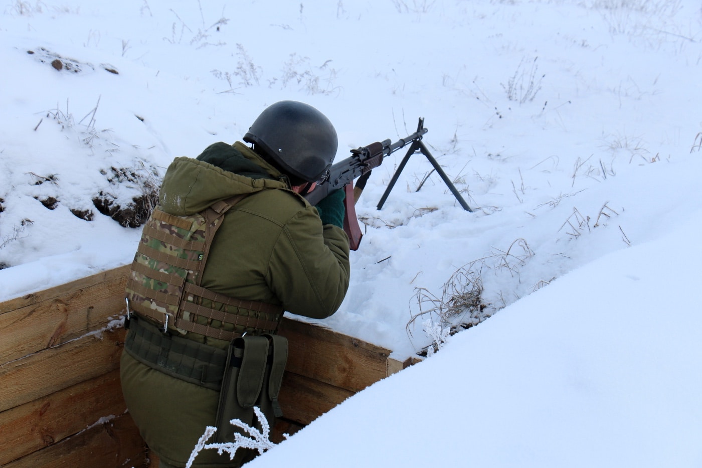 Ukraine soldier in snow with RPK-74