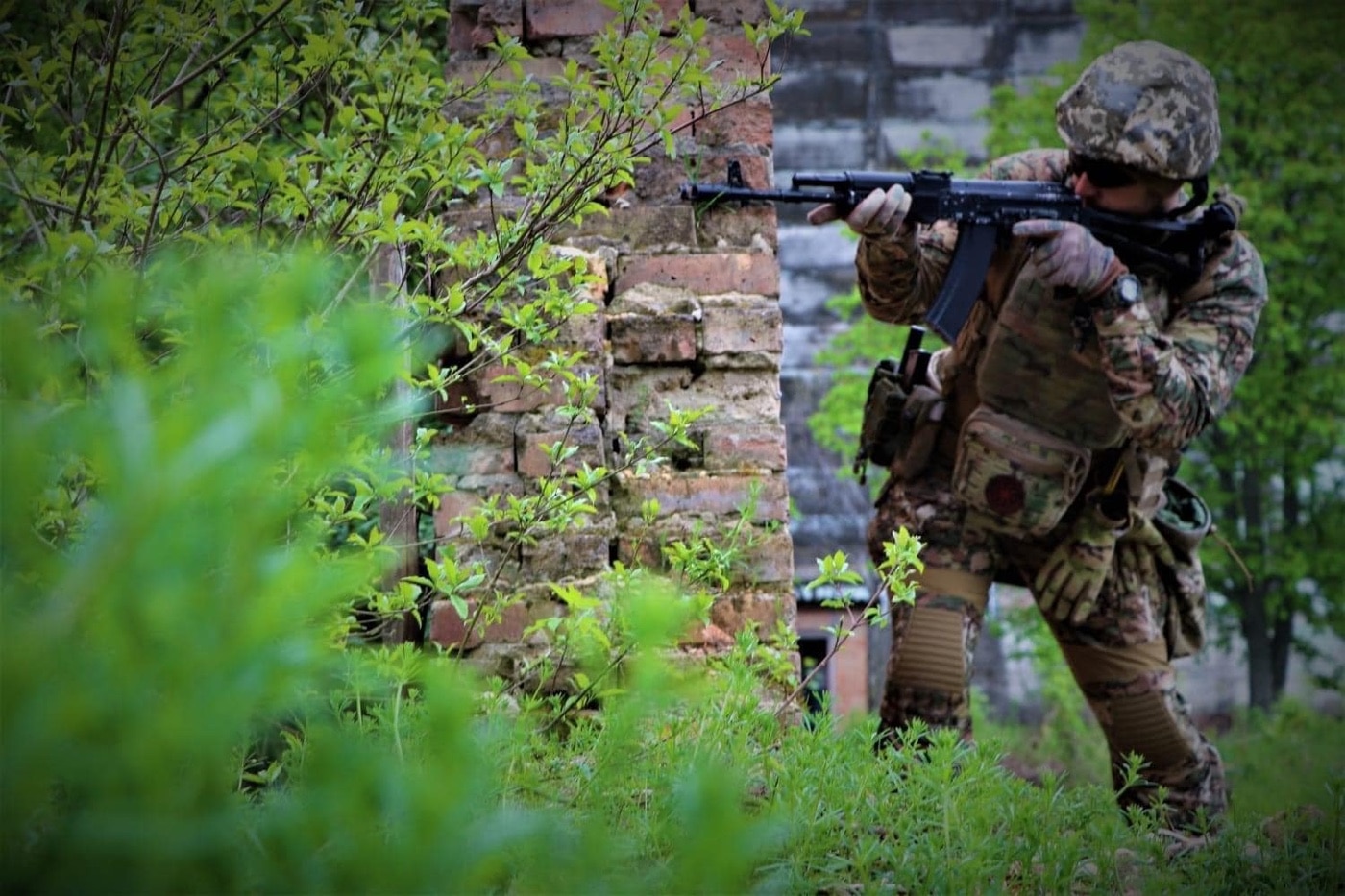 In this photograph we see a member of the Ukrainian resistance. These men and women fight the Russian invaders in occupied territories. They are officially known as the Popular Resistance of Ukraine - an organized partisan fighting unit of the Ukrainian armed forces.