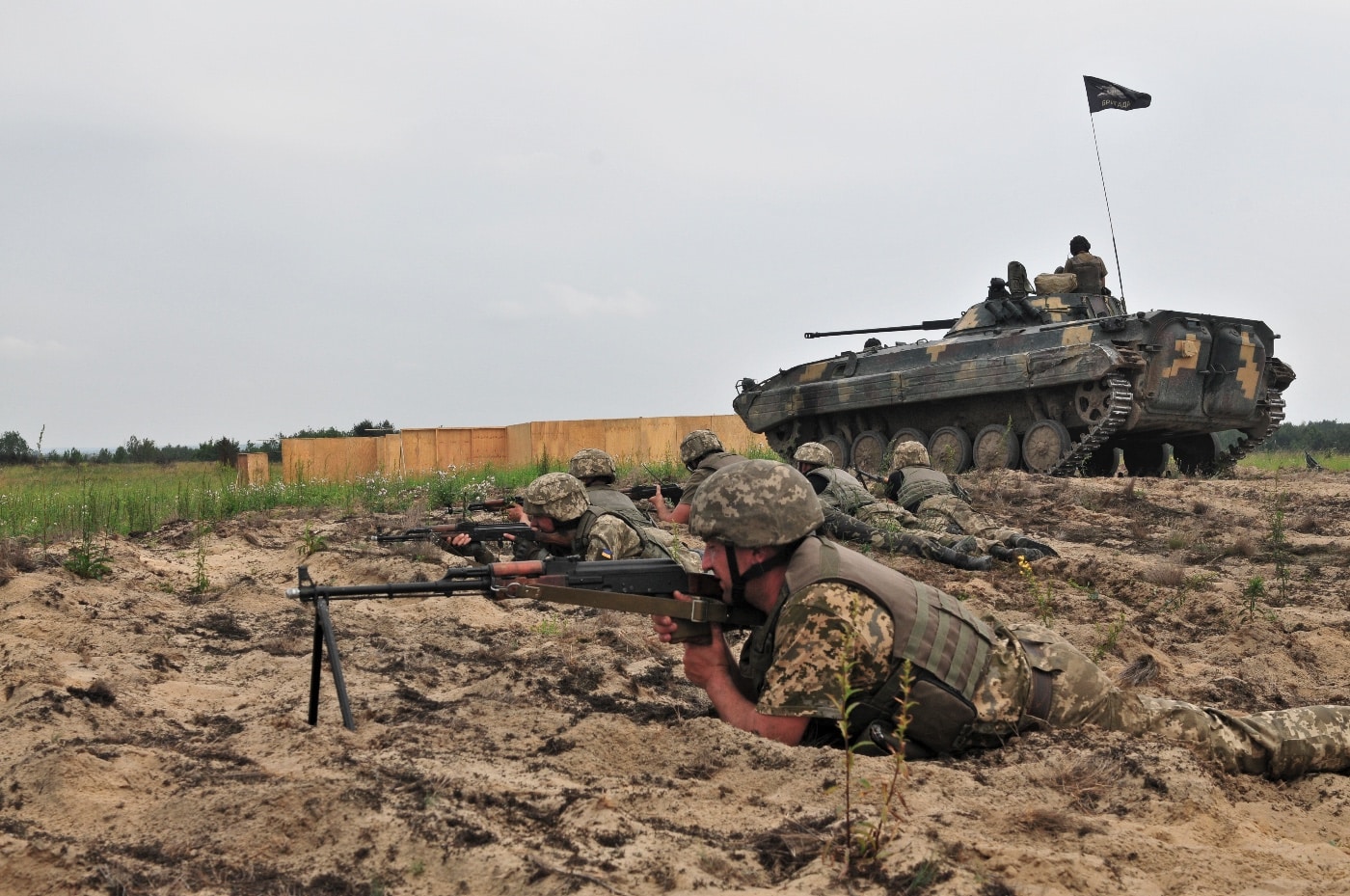 Ukrainian territorial defense troops work with American soldiers in 2016
