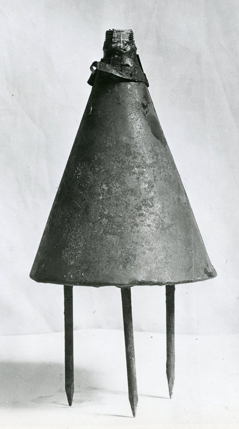 Shown here is a close up of the mine warhead. The three metal legs welded to the face of the warhead helped to ensure the soldier had the weapon correctly aligned to the armor plate.