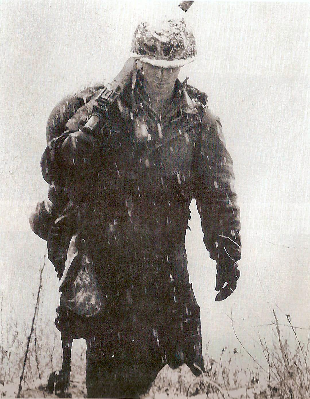 In this photo, we see Barry Jones (the subject of this article) carrying a machine gun in the snow of North Korea. Part of the First Marine Division, he faced determined Chinese soldiers after they crossed the Yalu river and entered the Korean Peninsula.