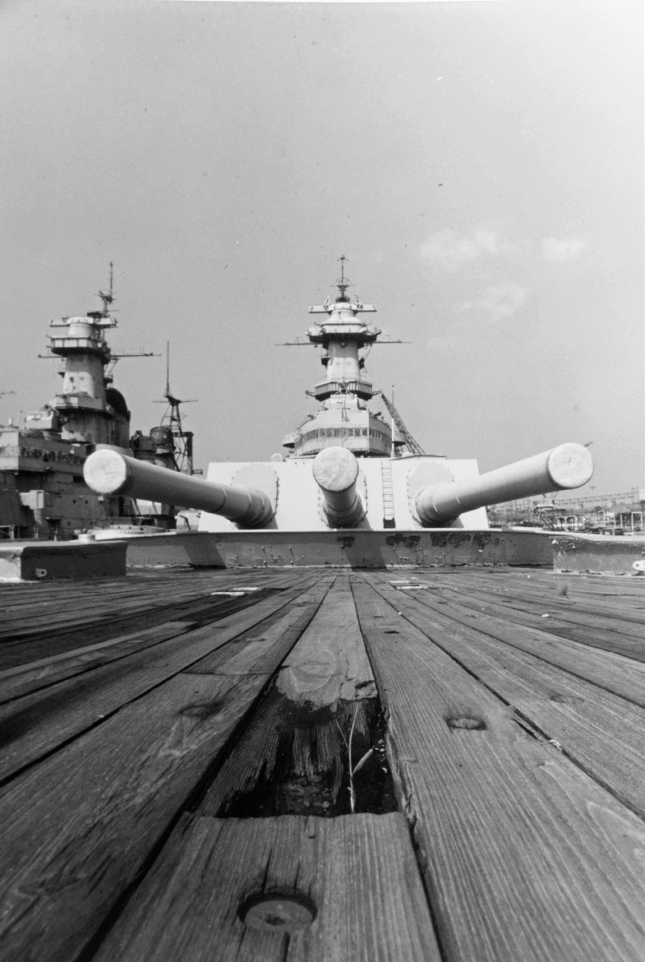 USS Iowa in mothball fleet disrepair