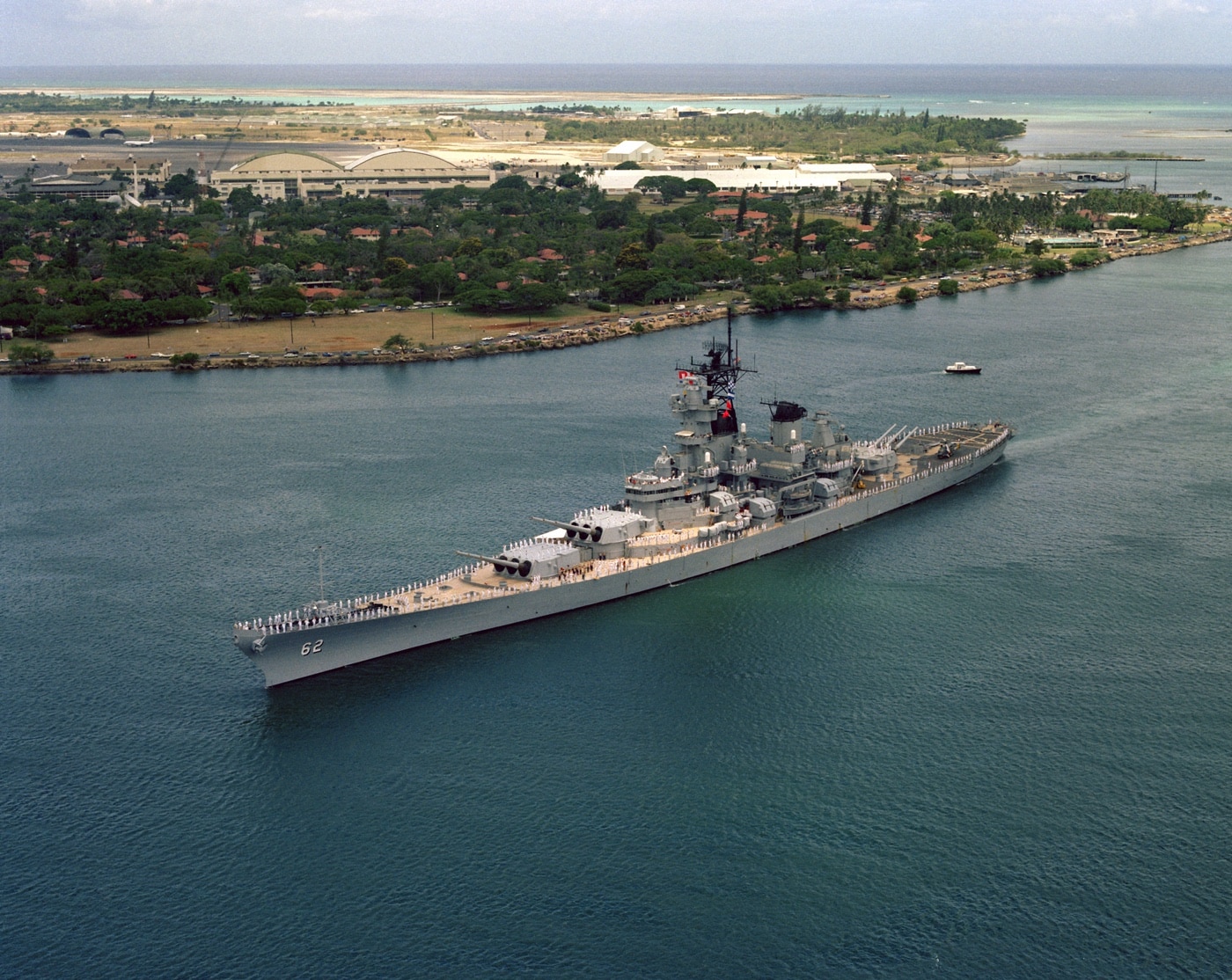 USS New Jersey enters Pearl Harbor in 1986