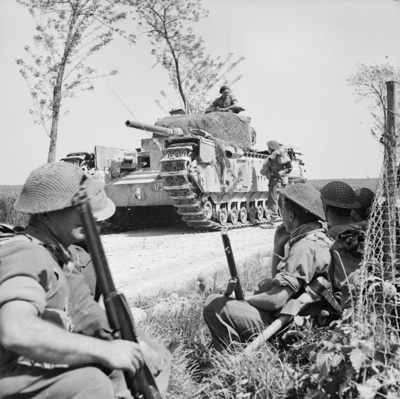 Churchill tanks stops to talk to 1st London Irish Rifles near Tanara
