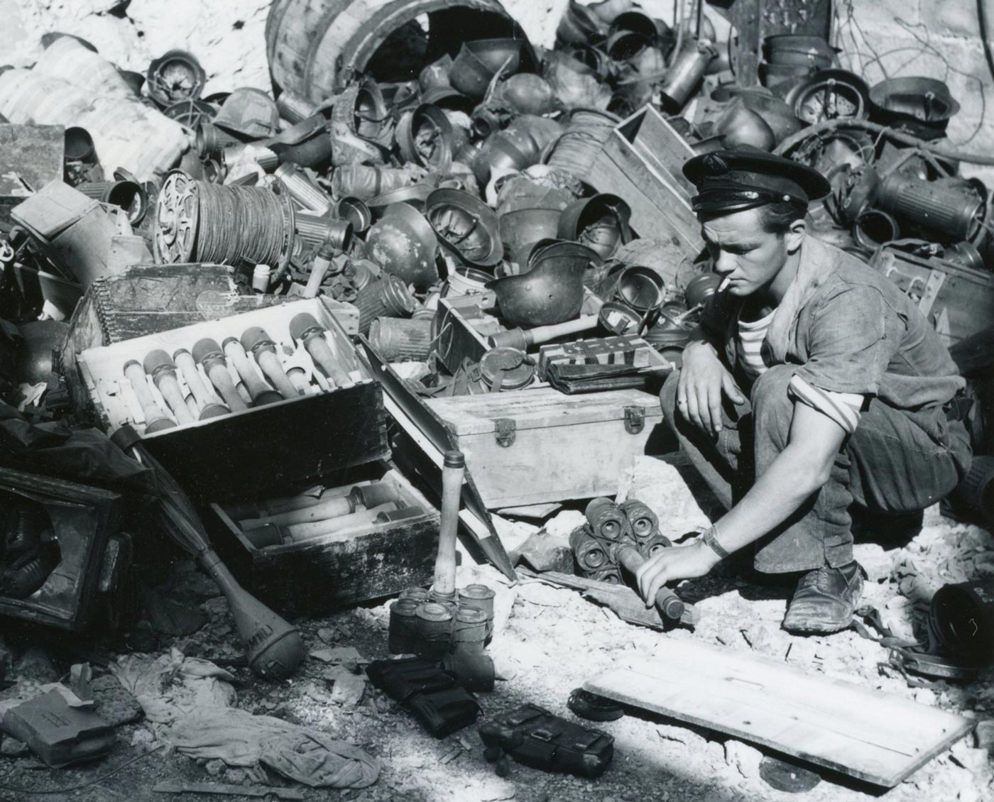 A French Marine examines a captured German Geballte Ladung, photographed near Toulon, France, in World War II. The weapon was an improvised explosive charge made by fastening multiple Model 24 stick grenades around a central grenade. It was intended for use against tanks, armored vehicles, or bunkers. The device required the user to get dangerously close to enemy armor before throwing or placing it. This made it a weapon of last resort, highlighting the risks infantry faced in anti-tank combat. The photo captures the curiosity and caution with which Allied troops studied such improvised German devices.