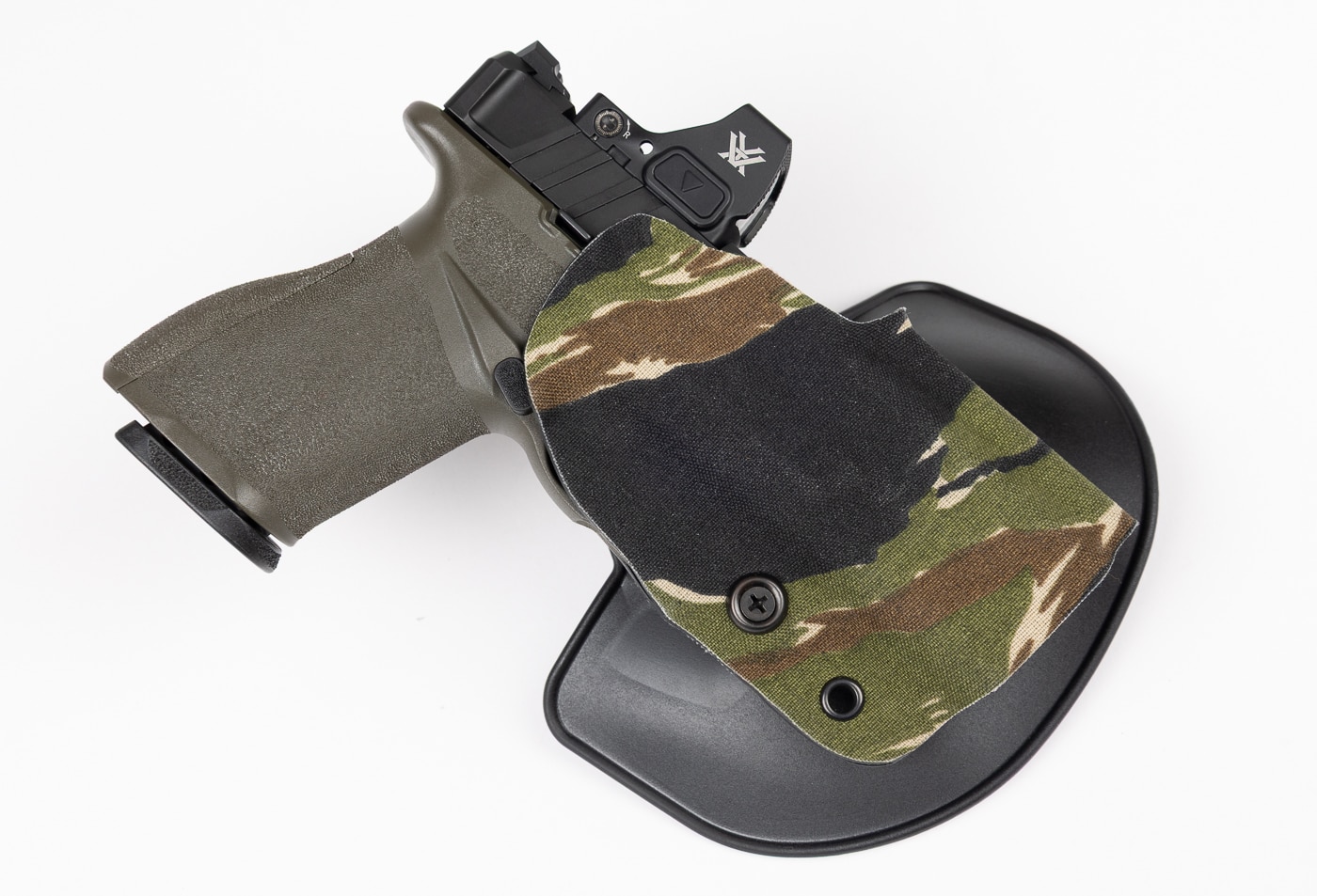 A Springfield Armory Echelon 4.5-inch pistol shown inside a Safariland Gravity paddle holster. The holster body fully covers the firearm’s slide and trigger guard for safety while allowing a fast draw when needed. Safariland’s Gravity series uses a paddle attachment that tucks inside the waistband, securing the holster against the body. This holster includes retention features designed for law enforcement, security professionals, and armed citizens who want extra stability. The image highlights how the Echelon’s modern frame and optics-ready slide fit into a high-quality holster system. SEO terms: Springfield Echelon pistol, Safariland Gravity paddle holster, OWB retention holster, concealed carry setup. This picture demonstrates the pairing of a full-size pistol with a professional-grade paddle holster.