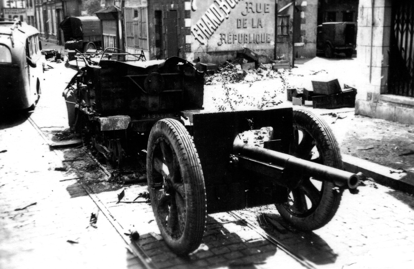 French M1897 guns upgraded with split tail carriage gun shield suspension and tires