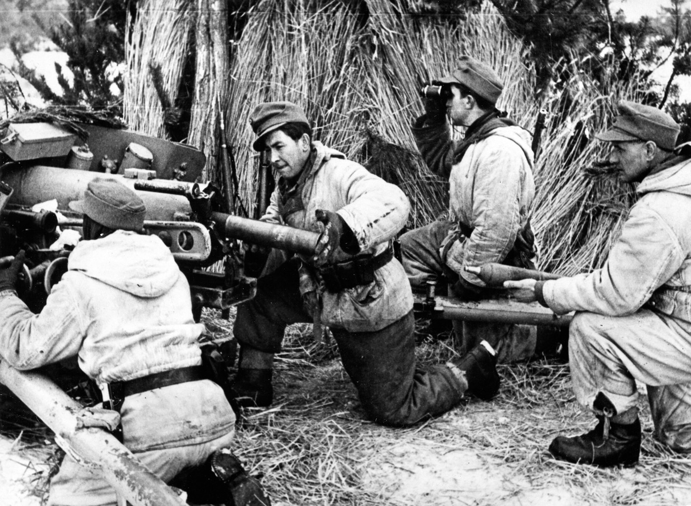 German crew loading a 7.5 cm Pak 97-38 derived from the Canon de 75 modèle 1897