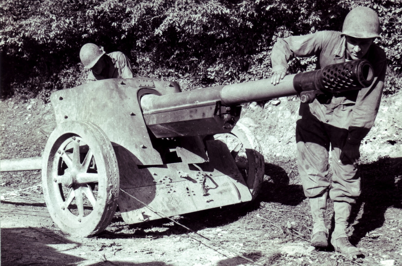 US troops examine captured German 7.5 cm Pak 97:38