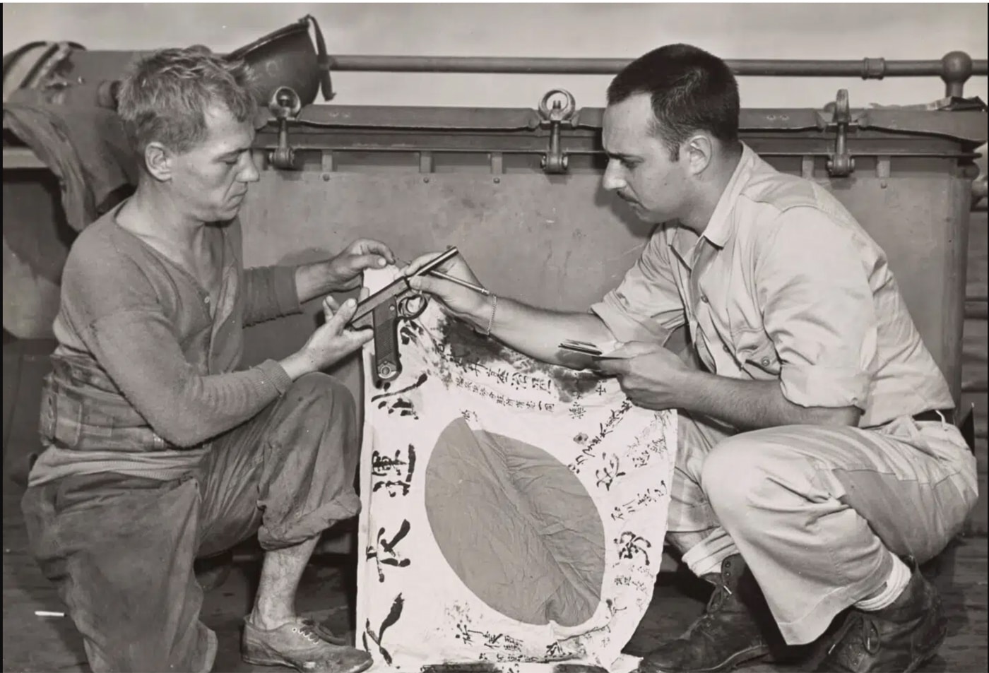 US servicemen examine war trophies taken during Gilbert Islands campaign