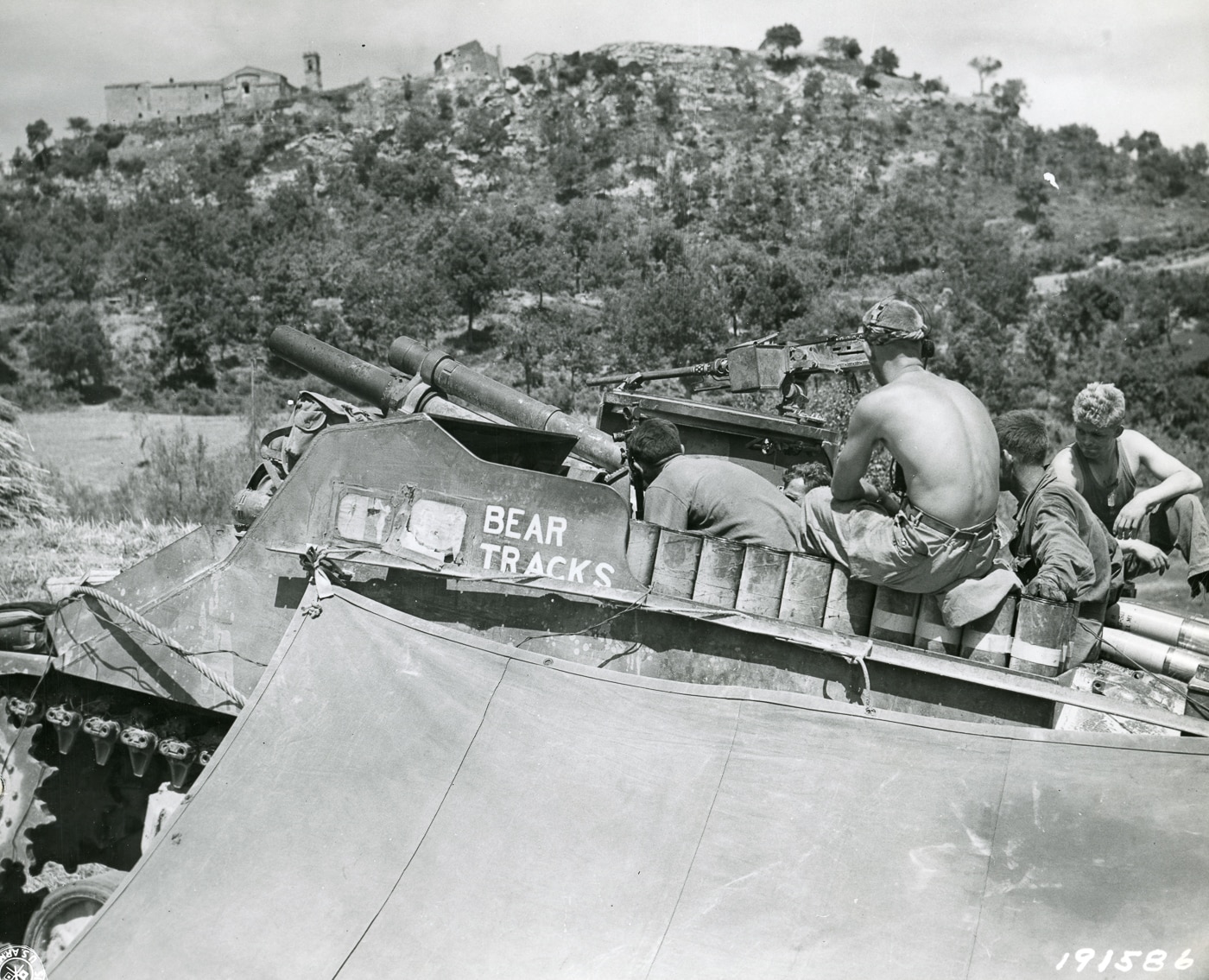 M7 Priest crew sights in gun