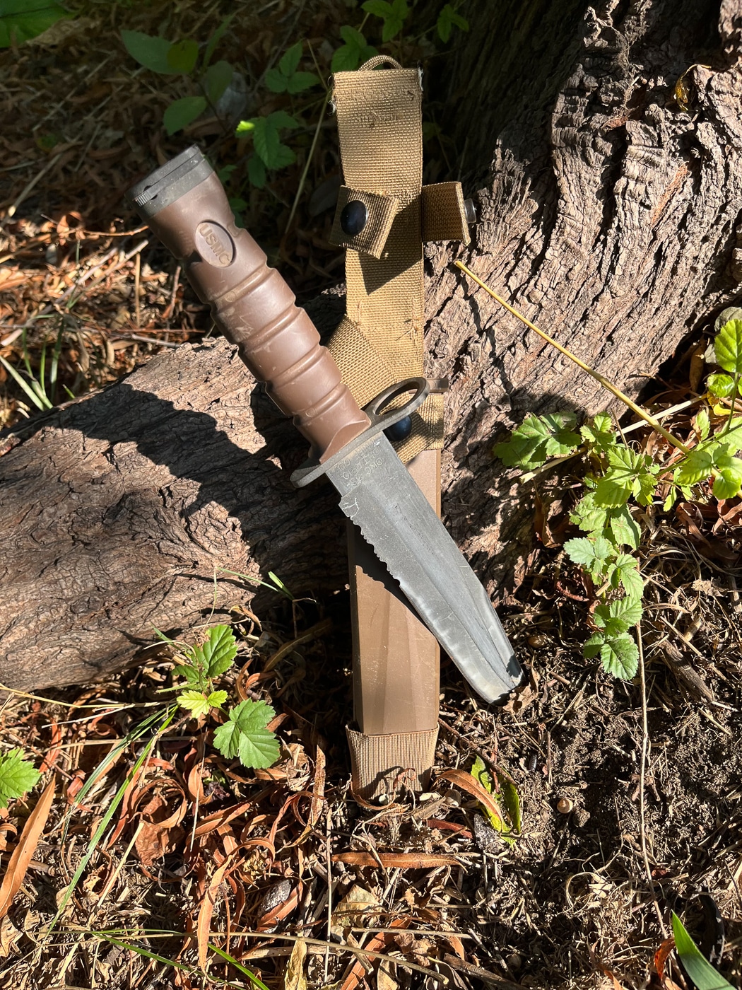 An Ontario Knives M-16 bayonet featuring the classic K-Bar blade profile with integrated mounting hardware for attachment to modern military rifles. Fieldcraft knives adapt to evolving military requirements. Bayonet-compatible designs serve multiple purposes. Dale Dye field craft knife opinions appreciate versatile blade systems.