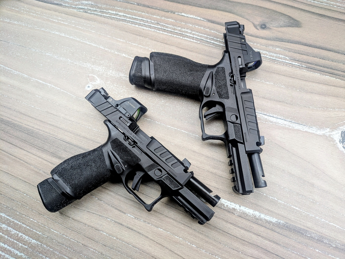 The 4.5F Comp gives you a longer sight radius and shoots marginally flatter, while the 4.0C Comp is easier to conceal but still packs serious performance with full magazine compatibility.