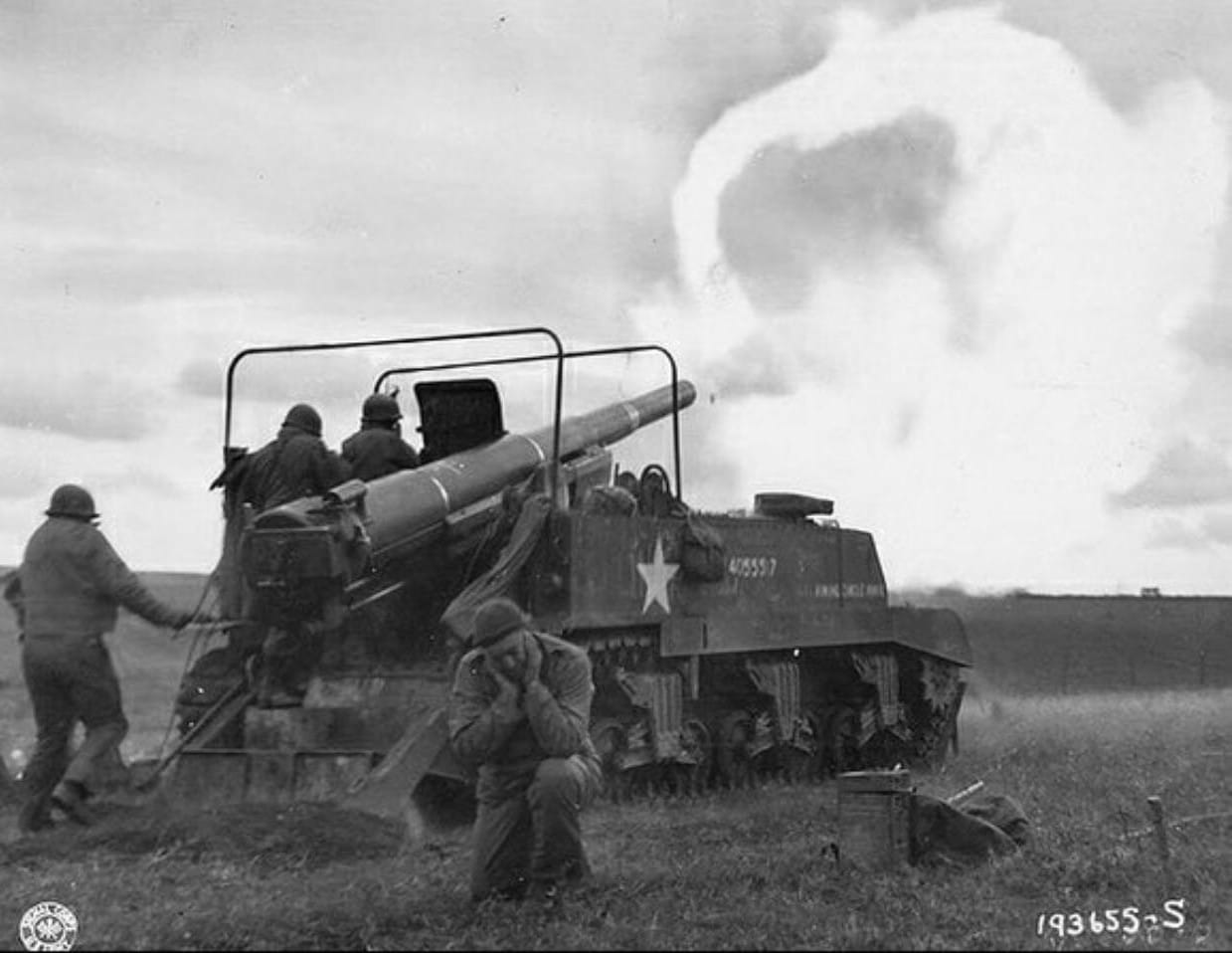 M12 gun motor carriage American self-propelled artillery