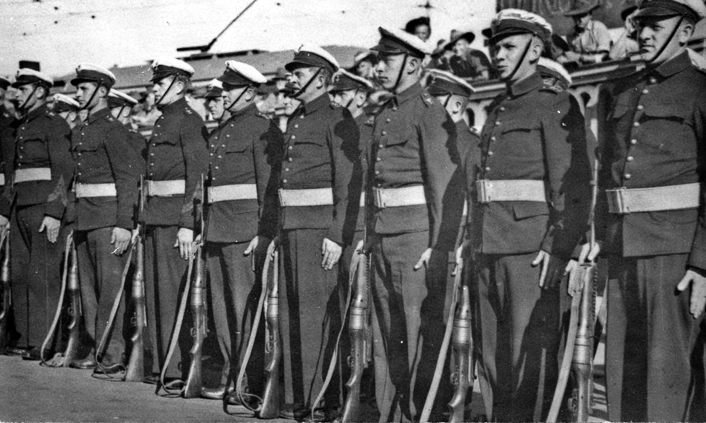 M1941 Johnson rifle with Dutch sailors Australia