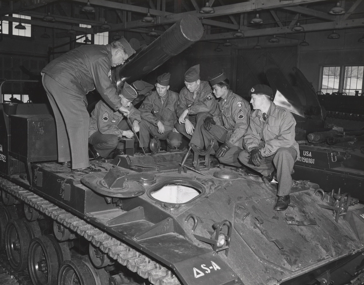 instructor shows students working parts of M41 howitzer motor carriage